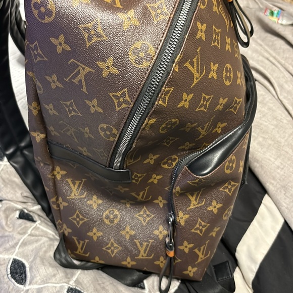 Louis Vuitton Monogram Discovery Backpack - Picture 9 of 17